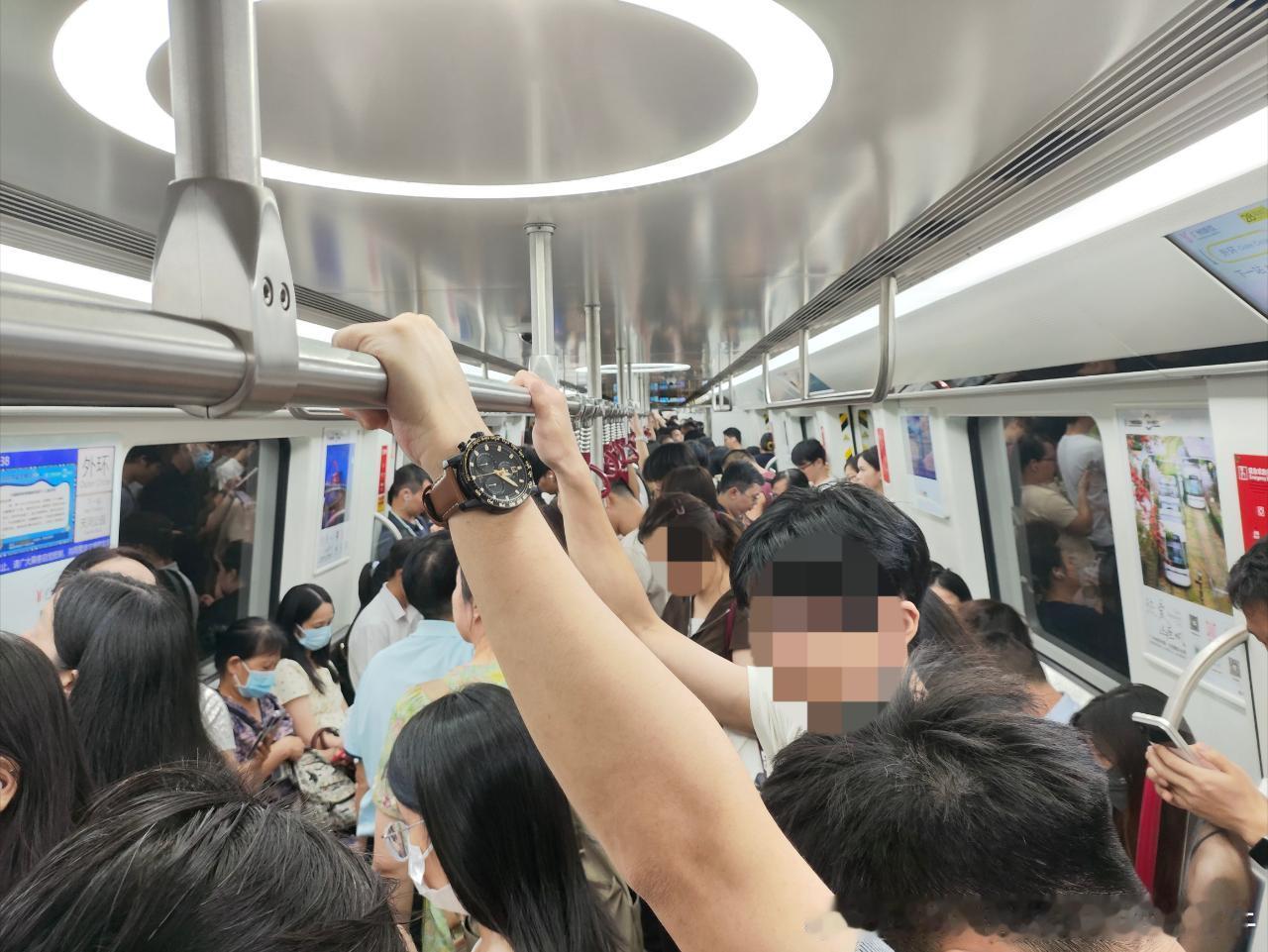 广州地铁网友：2026年8月19日（周三七夕 ，广州多云间晴，26-35℃）广州