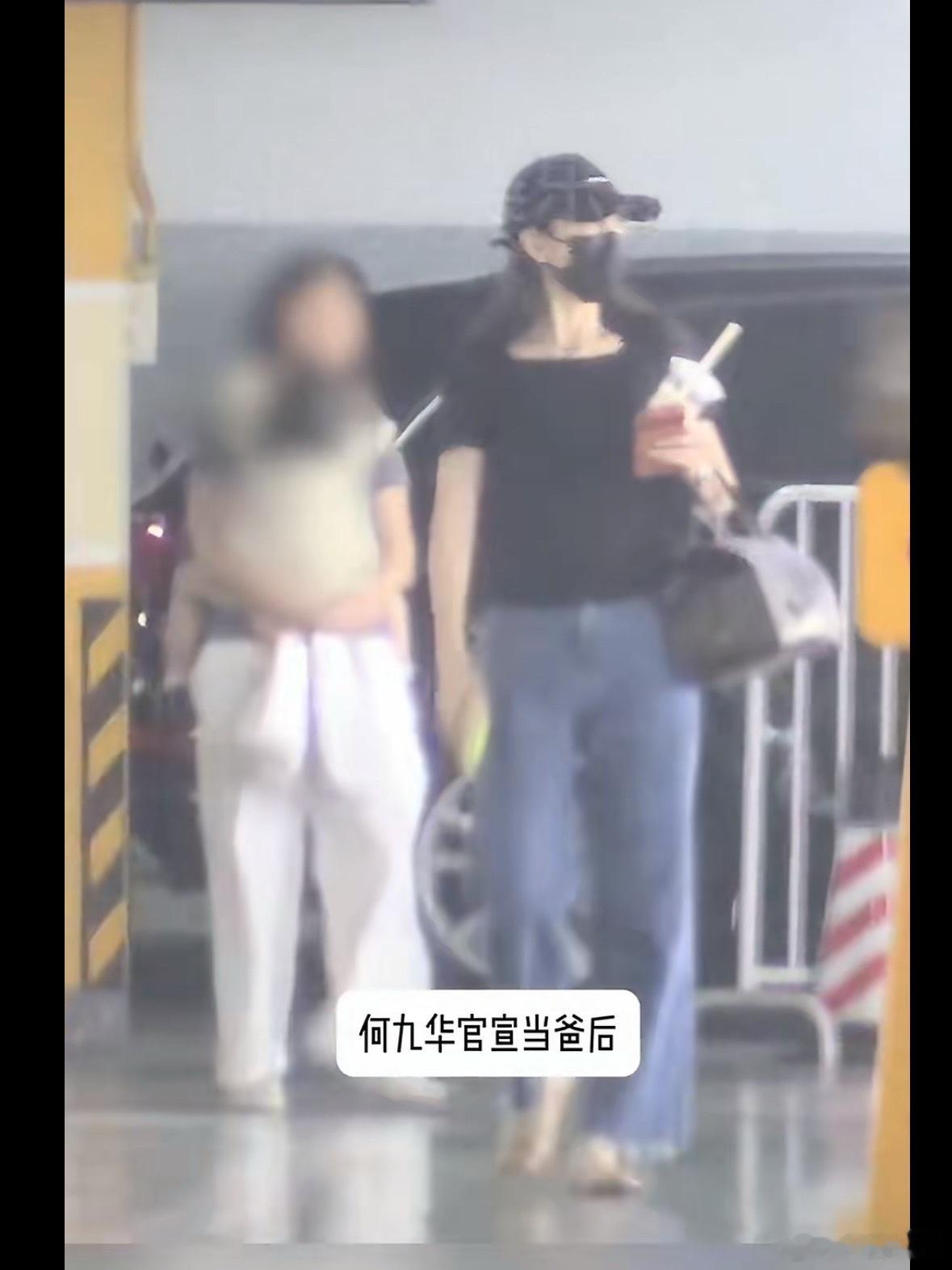 王鸥带女儿逛街看到好多人还在扒孩子爸是不是何九华，人家王鸥都说了单身，何九华20