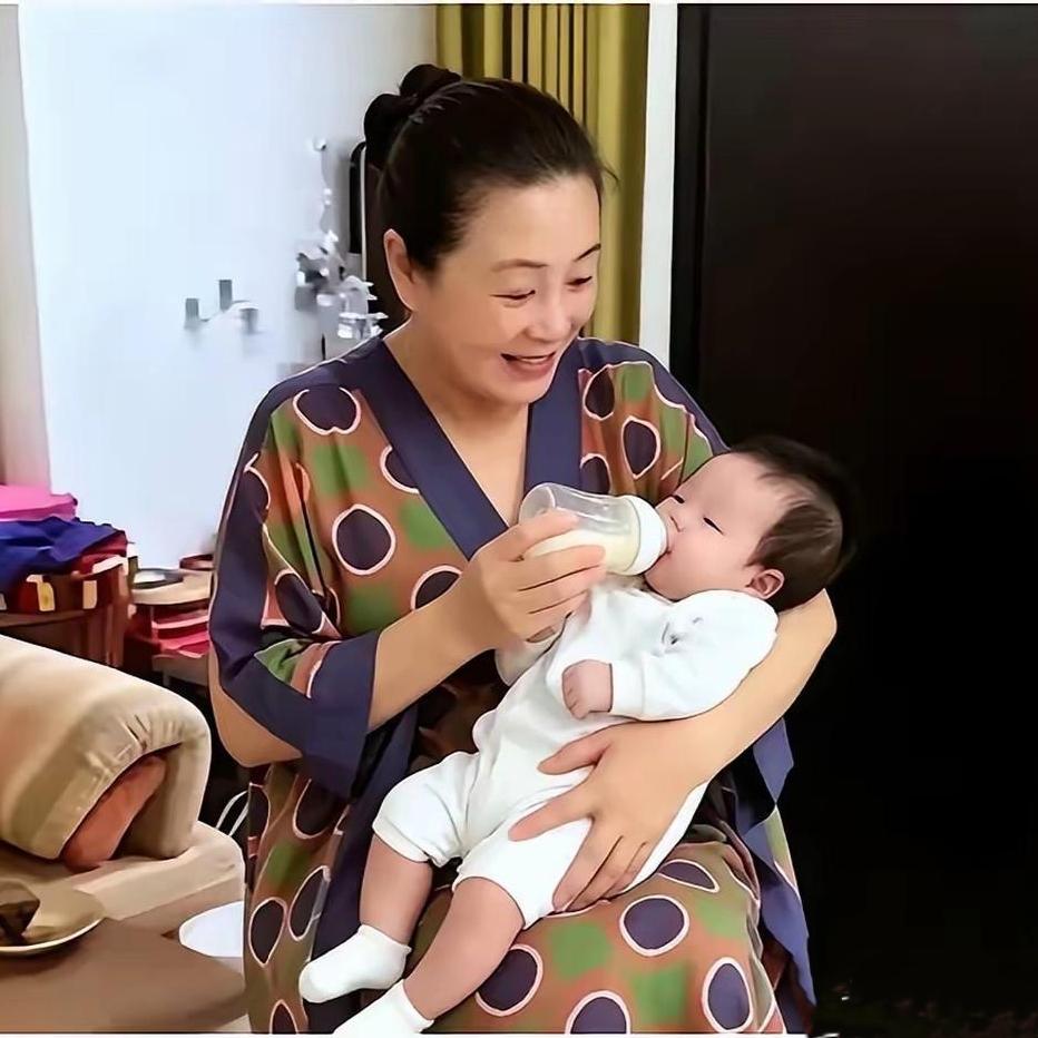 68岁张兰抱孙三小时不撒手，隔辈亲真的藏不住
 
一向雷厉风行的张兰，抱着两个月