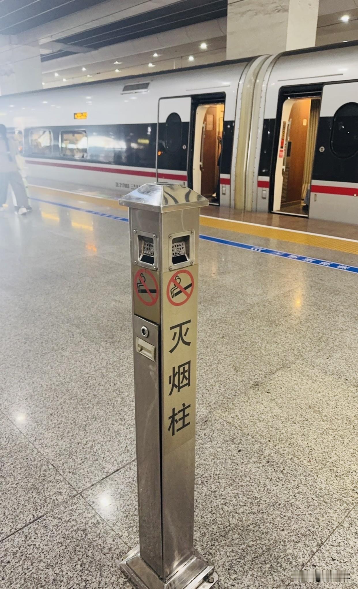 高铁站台禁烟为何难以推行我认为高铁站台禁烟难，主要还是烟民的习惯难改，总觉得站台