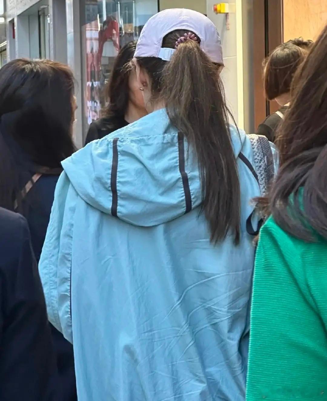 55岁李嘉欣现身香港街头，买了四大袋爱马仕，有工作人员帮忙提货😜 ​​​