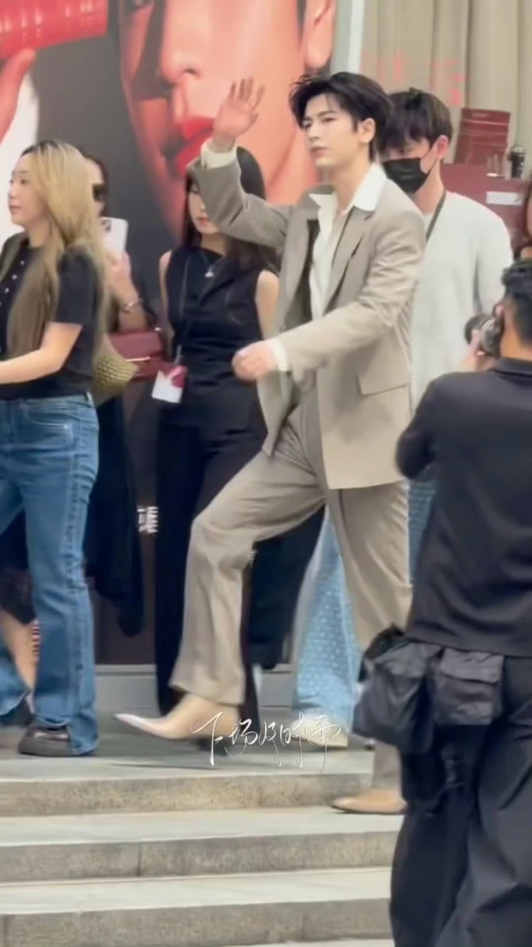 张凌赫走这几步男模味拉满了张凌赫切尔西好带感大长腿张凌赫！这几步走到我心巴了，这