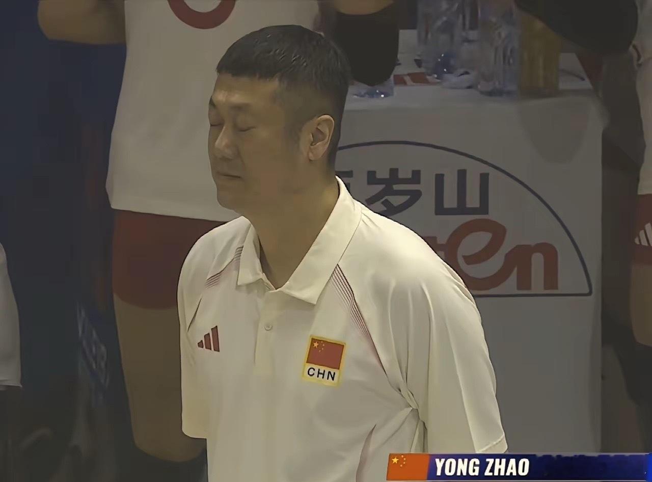 终于赢了，年轻的中国女排 3-2 险胜泰国取世联赛南京站首胜！北京时间今晚 19
