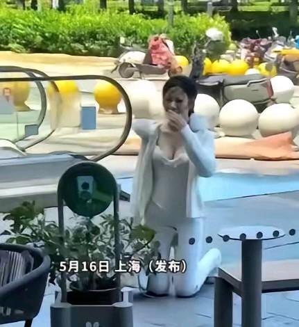 又是剧本又是摆拍？网传一视频上海一具有网红形象的女人跪在地上，前面坐着一个屌屌样