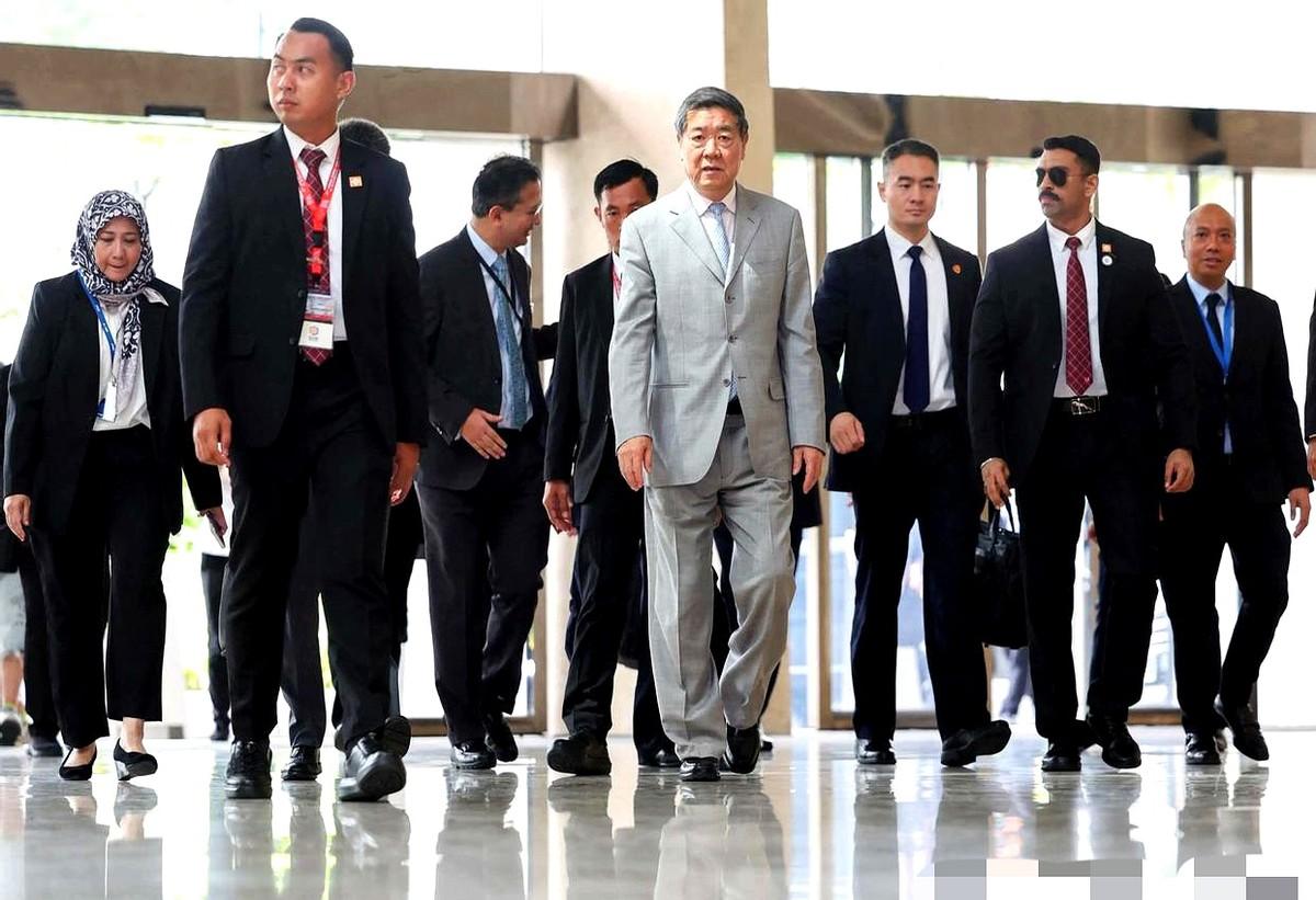 中美关税？别听他们扯什么磋商这哪是谈生意，这是在刀尖上跳贴面舞。

我当年在酒泉