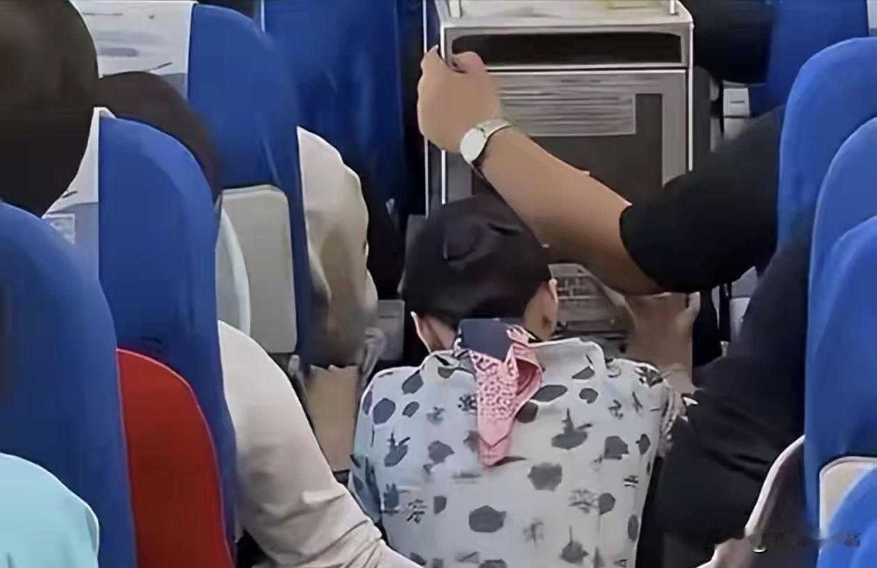 空姐为何被乘客逼着下跪？东方航空应该反省！乘客的投诉是投诉，空姐的委屈不算委屈吗