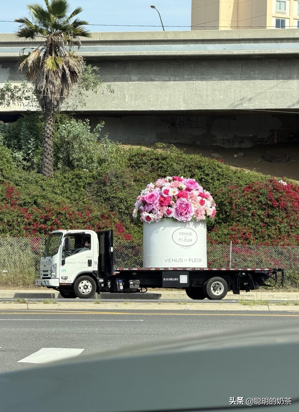 三八妇女节你们公司都发了啥？或者收到了什么礼物？路边拍到这一幕有点泪奔了也不知道