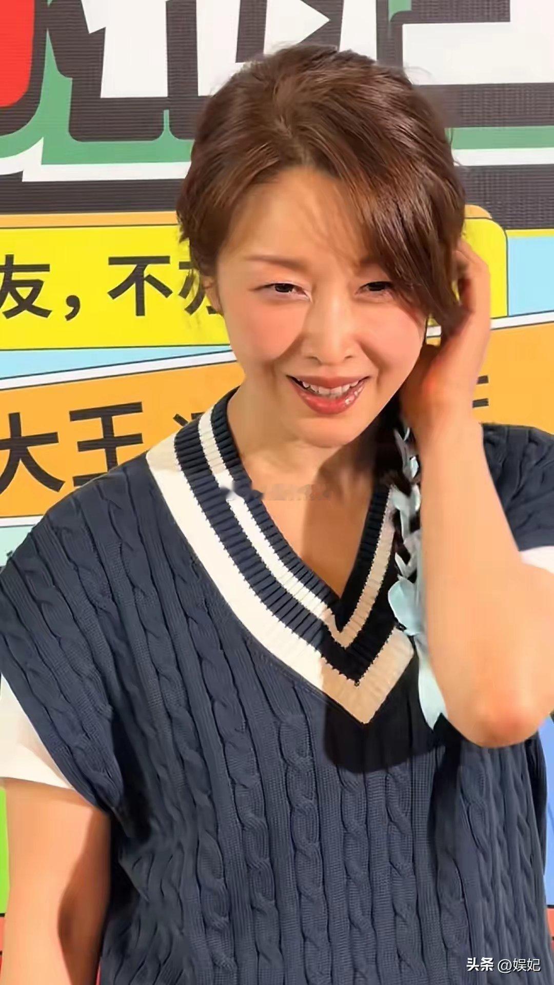 歌手孙悦美出圈53岁扎麻花辫，皮肤紧致好年轻，不愧是冻龄女神！！！ ​​​
