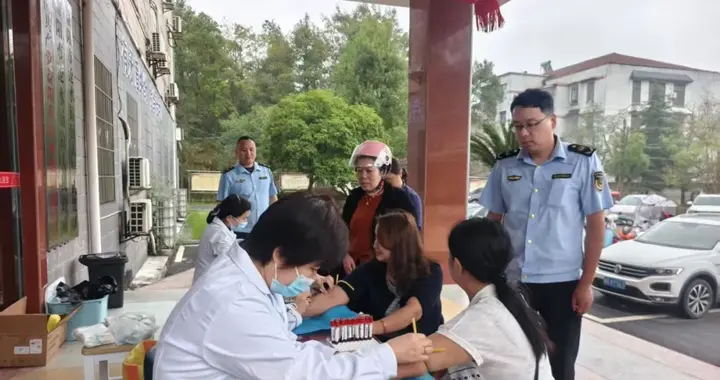 赫山区市场监管局为乡镇食品从业人员开展健康体检“一站式”服务