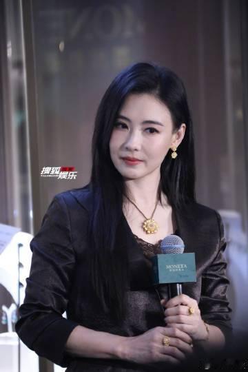 张柏芝一身黑低调又贵气张柏芝一身黑出席活动纯黑造型氛围感拉满，张柏芝低调却自带光