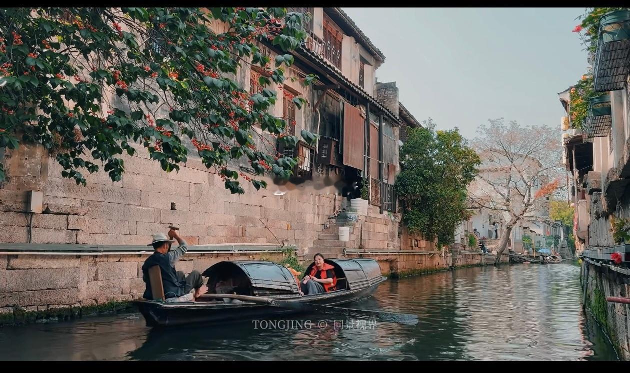 现在的年轻人，出去旅游，真的只会为了一棵树或一簇花，一个美食小摊，一家小店，而义