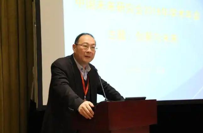 我完全同意金灿荣教授的观点！中国没有必要再三要求日本就侵华罪行道歉了，日本道歉不