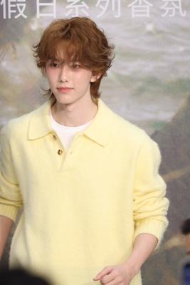 马柏全现身上海出席活动 
身穿黄色毛衣，亮丽帅气，好迷人

年轻真好呀
穿黄色毛