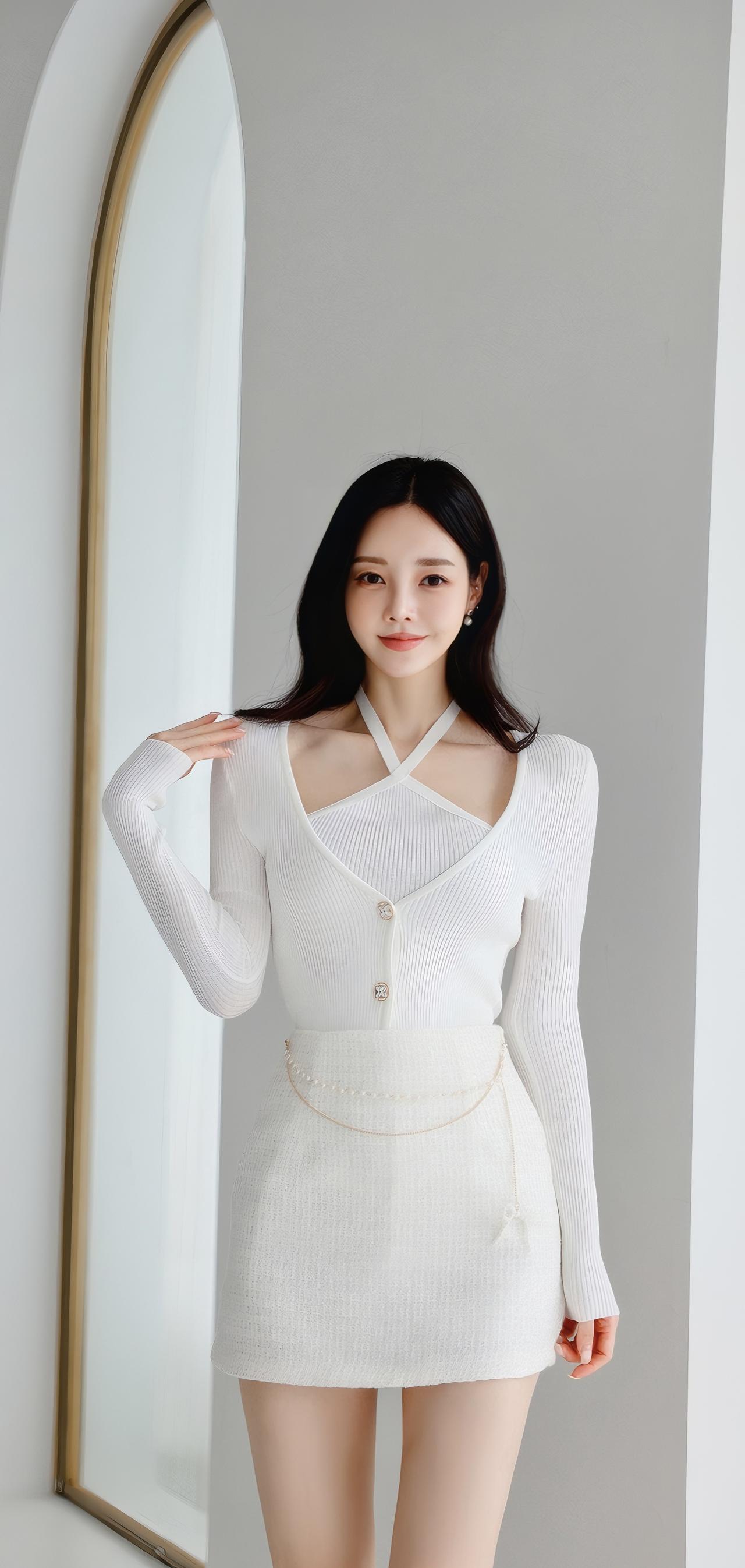 优雅白裙，甜美笑容，镜前自拍的完美瞬间！