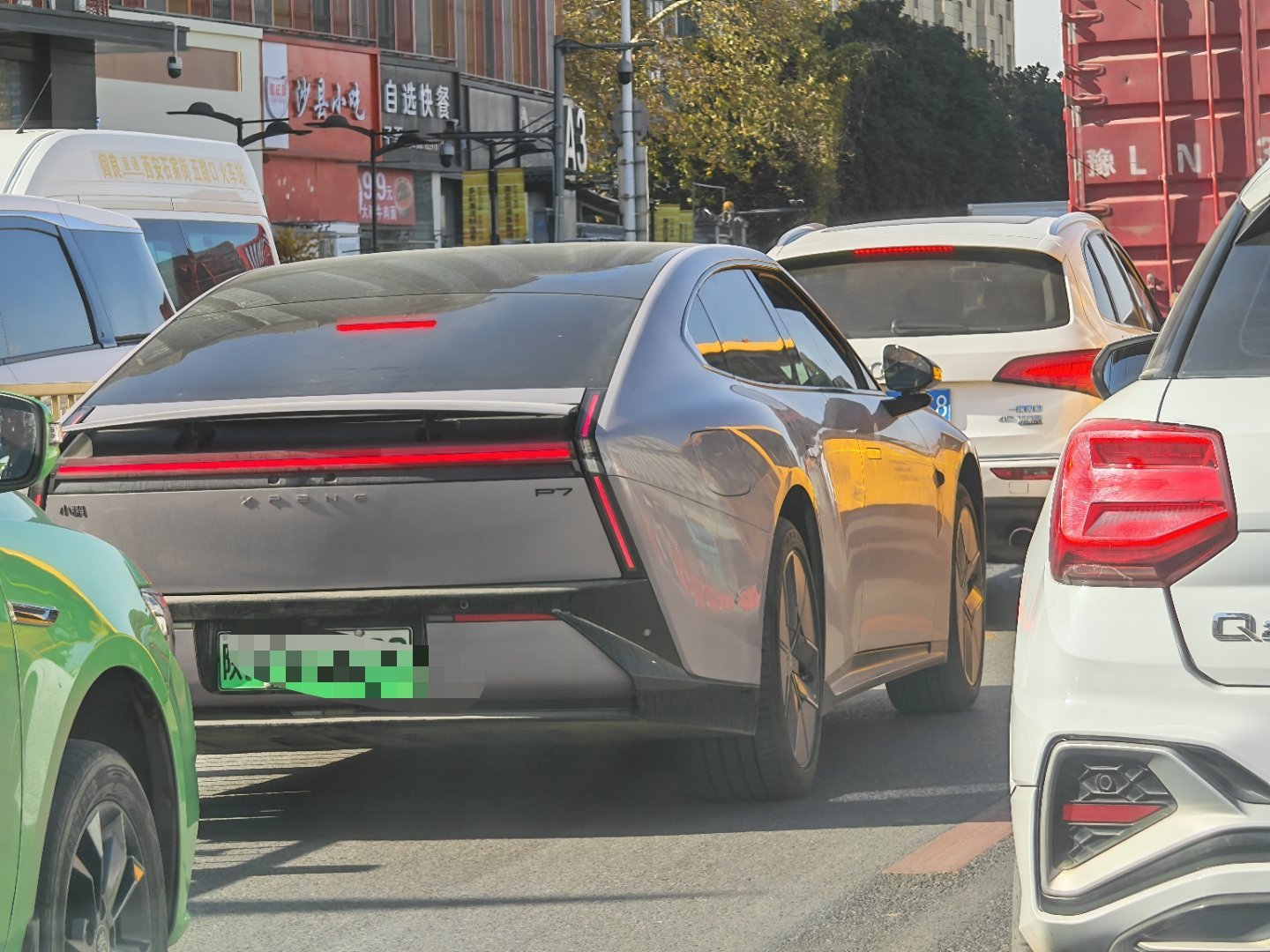 小鹏P7颜值和辨识度很高，老远就能看出来是啥车型。光翼贯穿前大灯，极具未来感，车