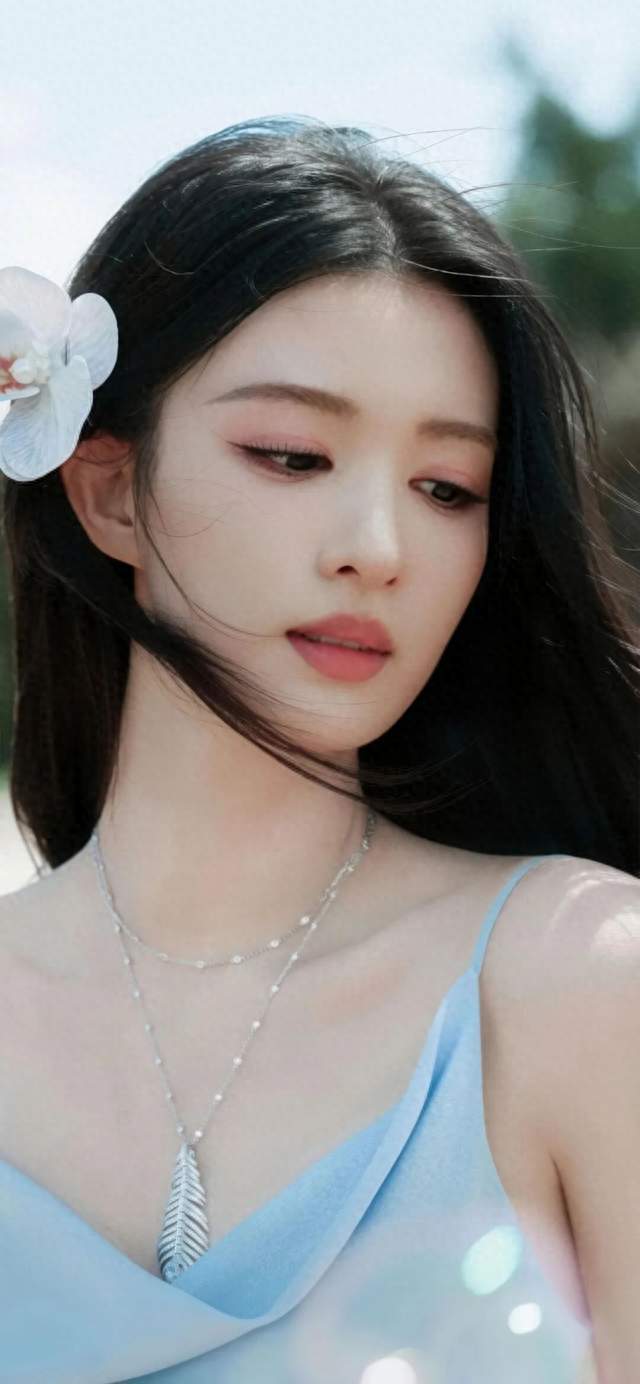 王楚然绝美写真大片——春早秋晚岁岁平安