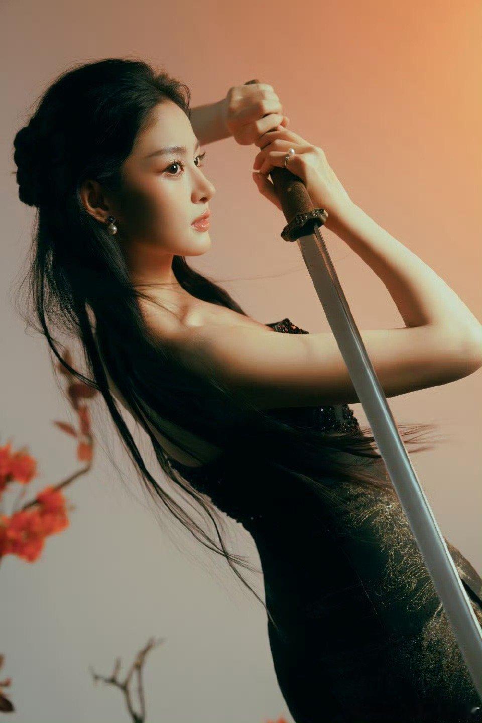 赵晴梧桐树下美人花赵晴整个人魅力四射，让人眼前一亮，就这个又美又飒的样子，真的太