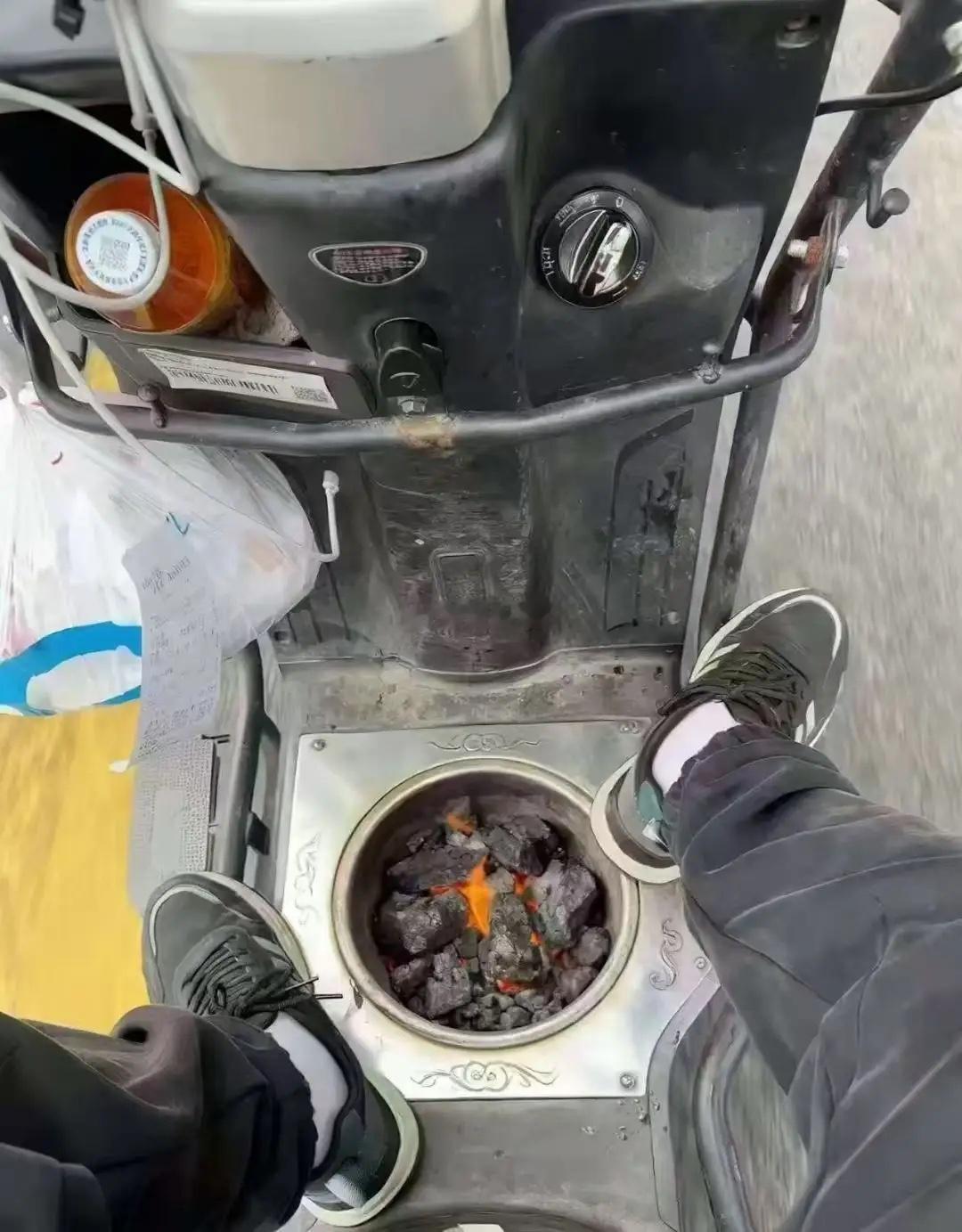 冬天这个车送外卖是不是高配了 