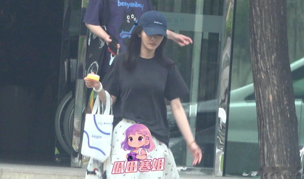 陈冰产后身材 陈冰这状态谁看了不震惊，完全看不出刚生完孩子！独自在工作人员陪伴下