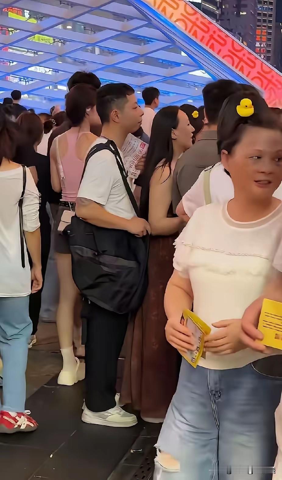 以后出门可要注意了，尤其是女性朋友们。你看这个男人，背一个大大的包，像是在遮挡什
