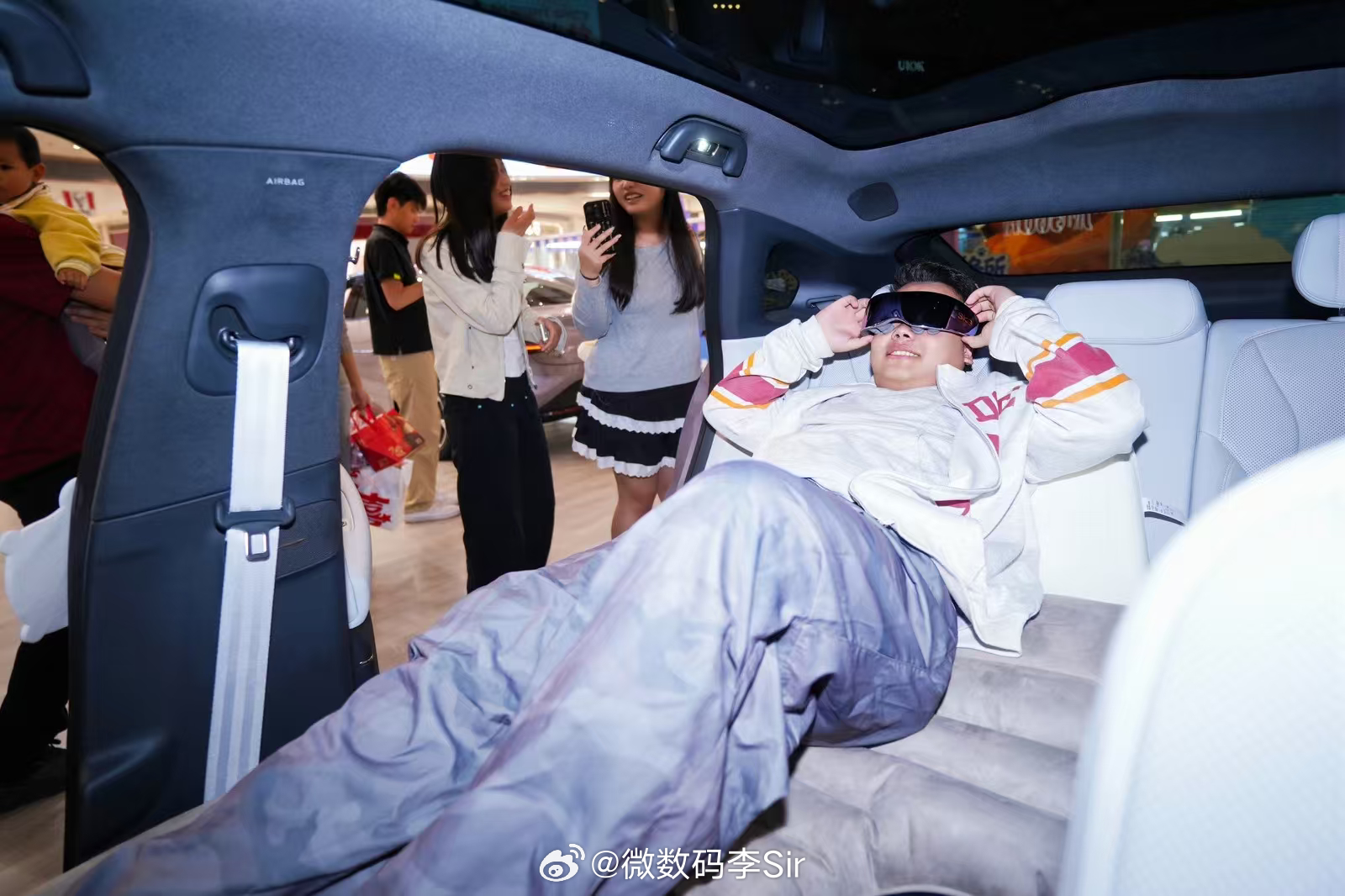 小鹏P7+有家更好眠3月21日迎来世界睡眠日，小鹏P7+跨界联合SKG，在广州、