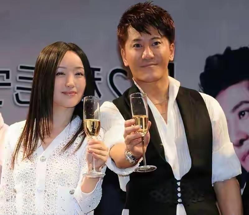 毛宁、杨钰莹，他俩是青梅竹马的同门师兄妹，也是舞台上的“金童玉女”组合，他俩合唱