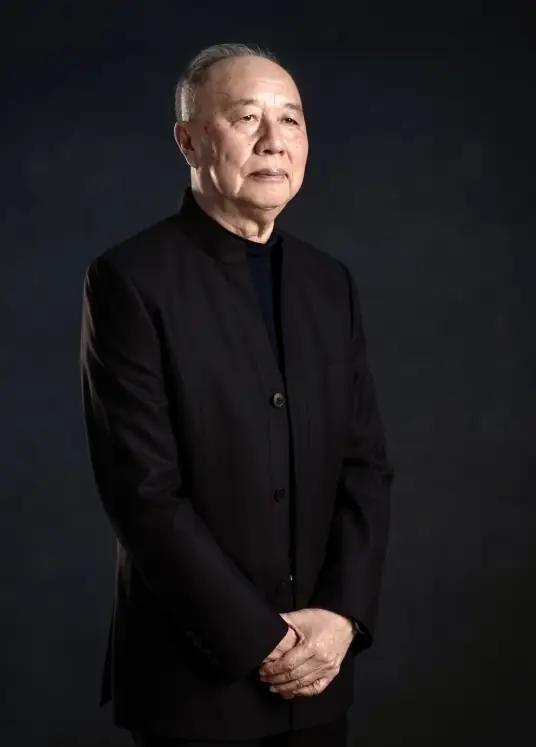 1999年，牟其中站在法庭上，面对3.2亿的巨额金融诈骗指控，他没有低头，反而高