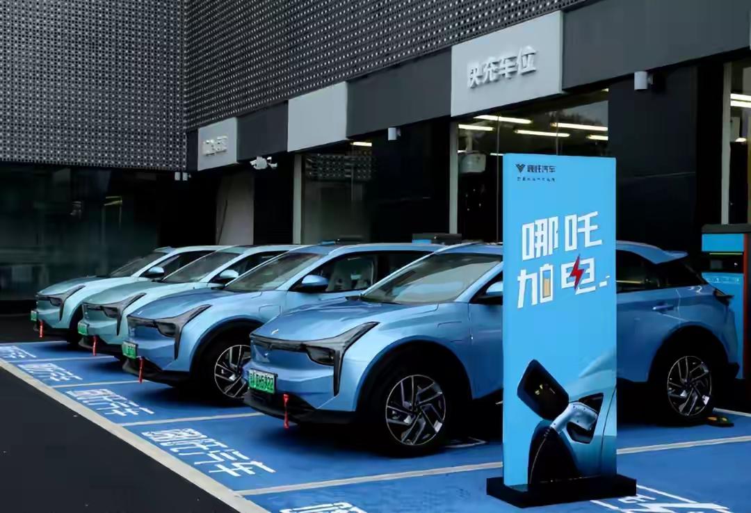 哪吒汽车倒下了，哪吒汽车在巨亏183亿后，在江西宜春留下了一个“烂摊子”。我就想