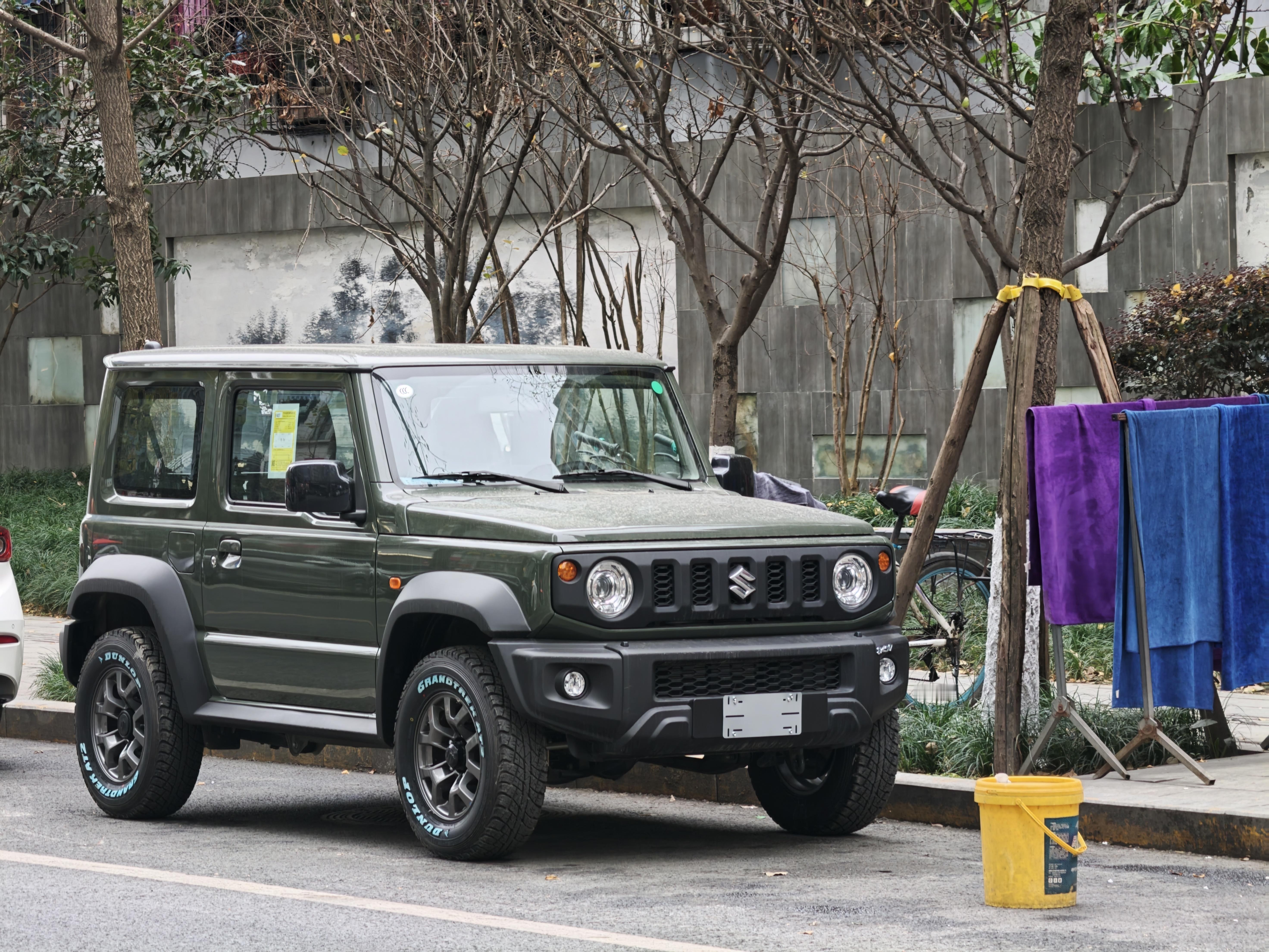 家楼下竟然有个吉姆尼。 