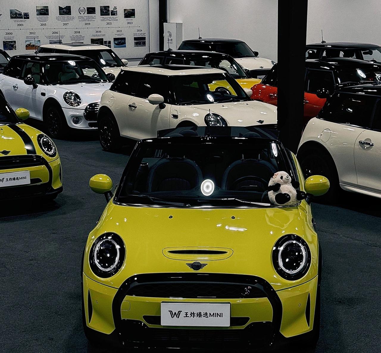 青柠黄MINI敞篷真的太绝了出22款MINI敞篷！青柠黄这个配色真的越看越爱！