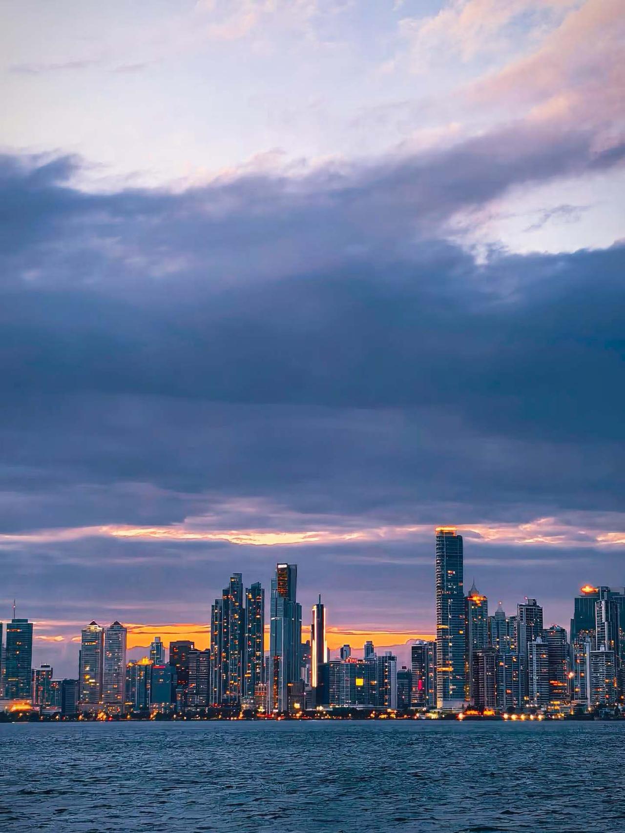 天空 ：呈现蓝紫色调，云层厚重，底部透出橙黄色光晕，营造出黄昏氛围。
建筑 ：密
