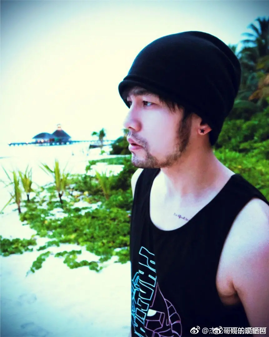 周杰伦杭州演唱会排面舞台特效让夜空下起“七里香”，全场大合唱震得地面发颤。杭州给