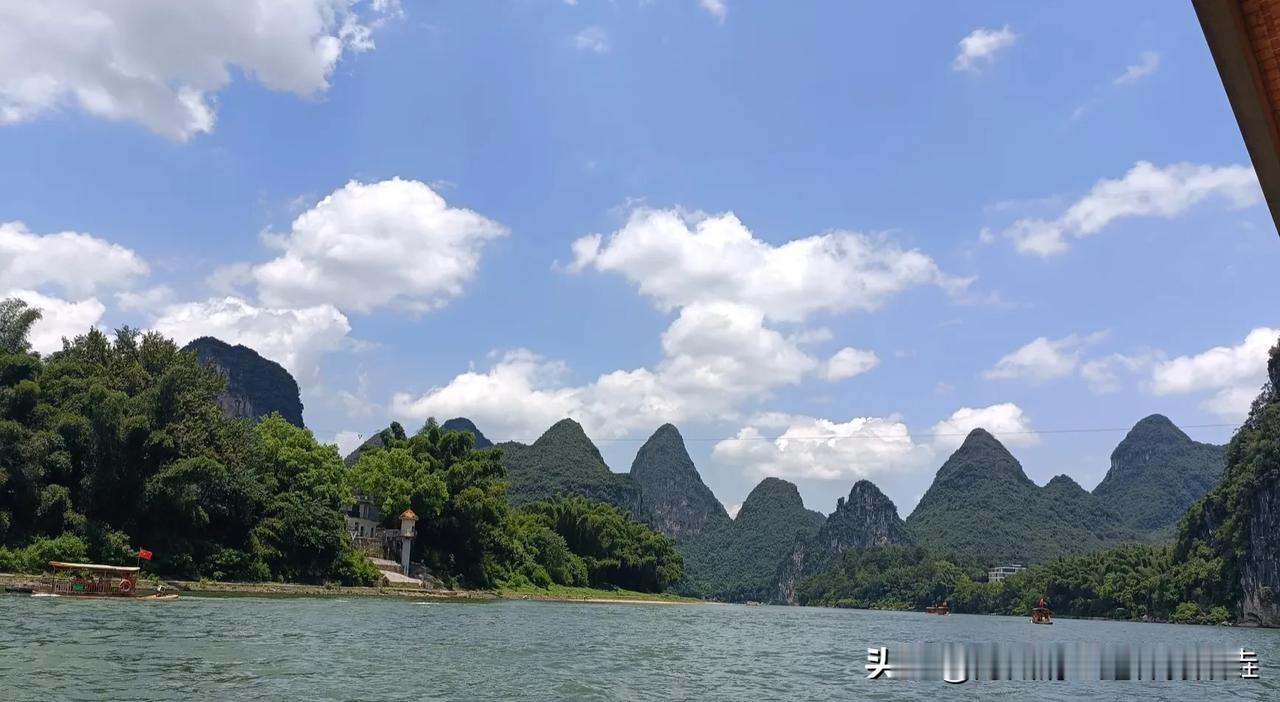 百里漓江百里画，
[泪奔]暑假出来旅游除了热，
就是花钱了。 
不过也是有图片写