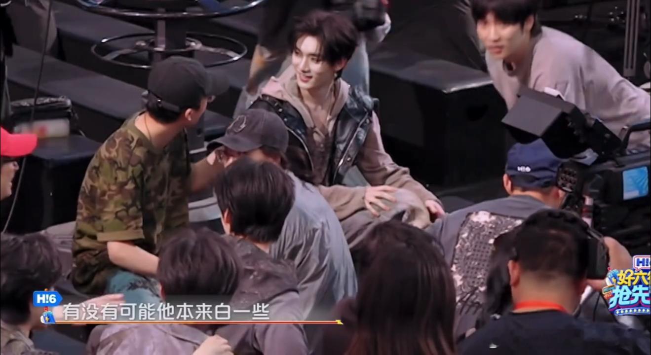 丁程鑫眼睛也太尖了丁程鑫一见面就说黄子弘凡黑黄子弘凡向丁程鑫解释一眼看出黄子弘凡