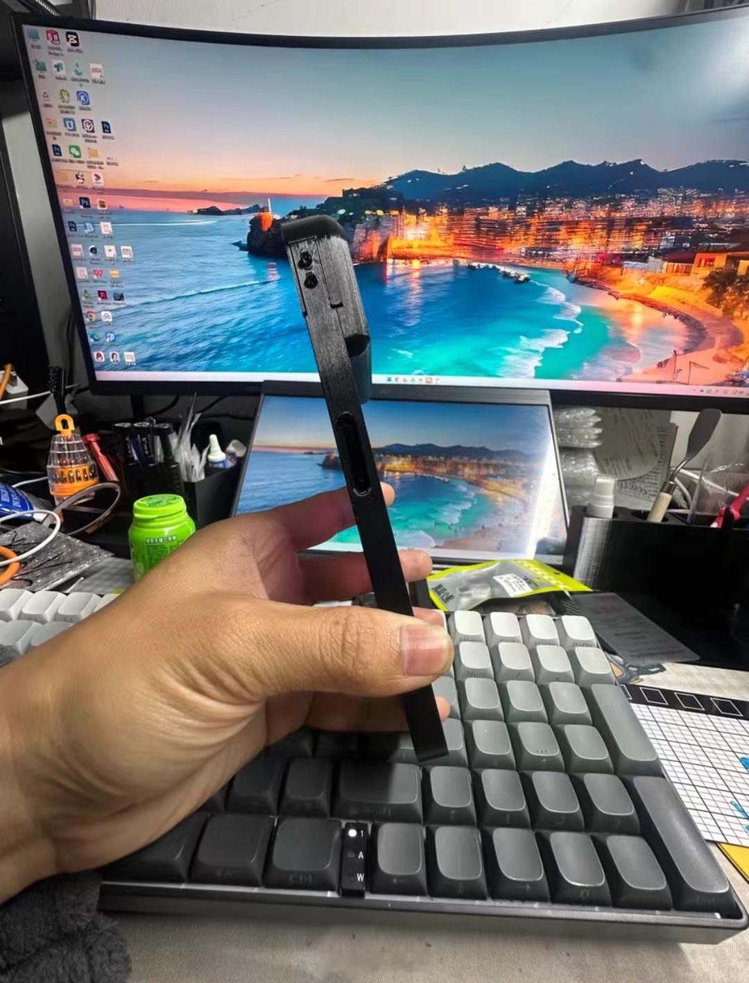 iPhone 16e改成直播专用手机，把后置4800万像素摄像头移至前置，再加一