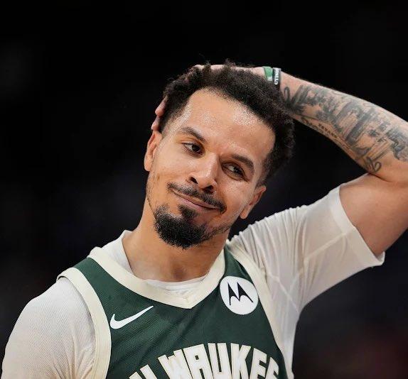 密尔沃基雄鹿完成一笔交易，将科尔·安东尼和阿米尔·科菲送往菲尼克斯太阳，换回尼克