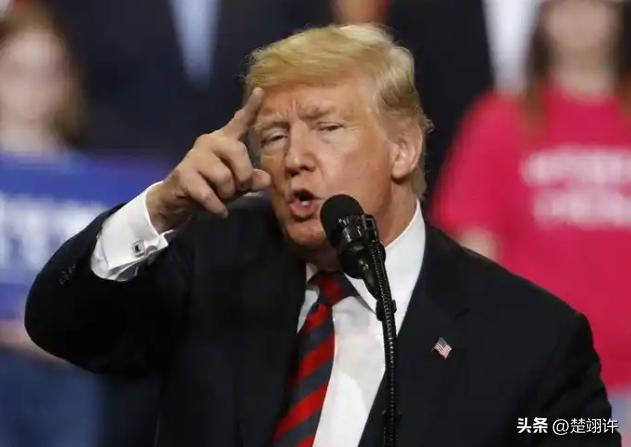 面对中国的强硬，特朗普有点恼羞成怒，他在社交平台写道，“中国这步走砸了，彻底慌了