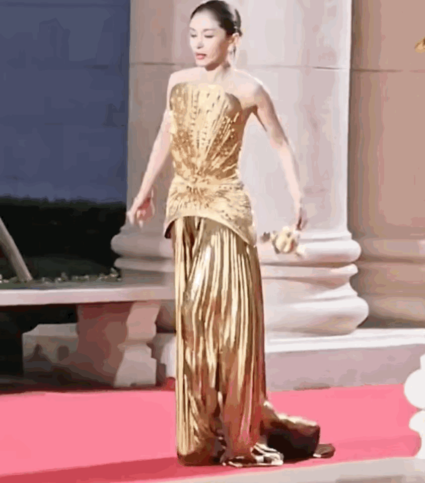 王子文走COSMO红毯竟然摔倒了还好没走光，她和鞠婧祎都不高，走红毯又是穿长裙又