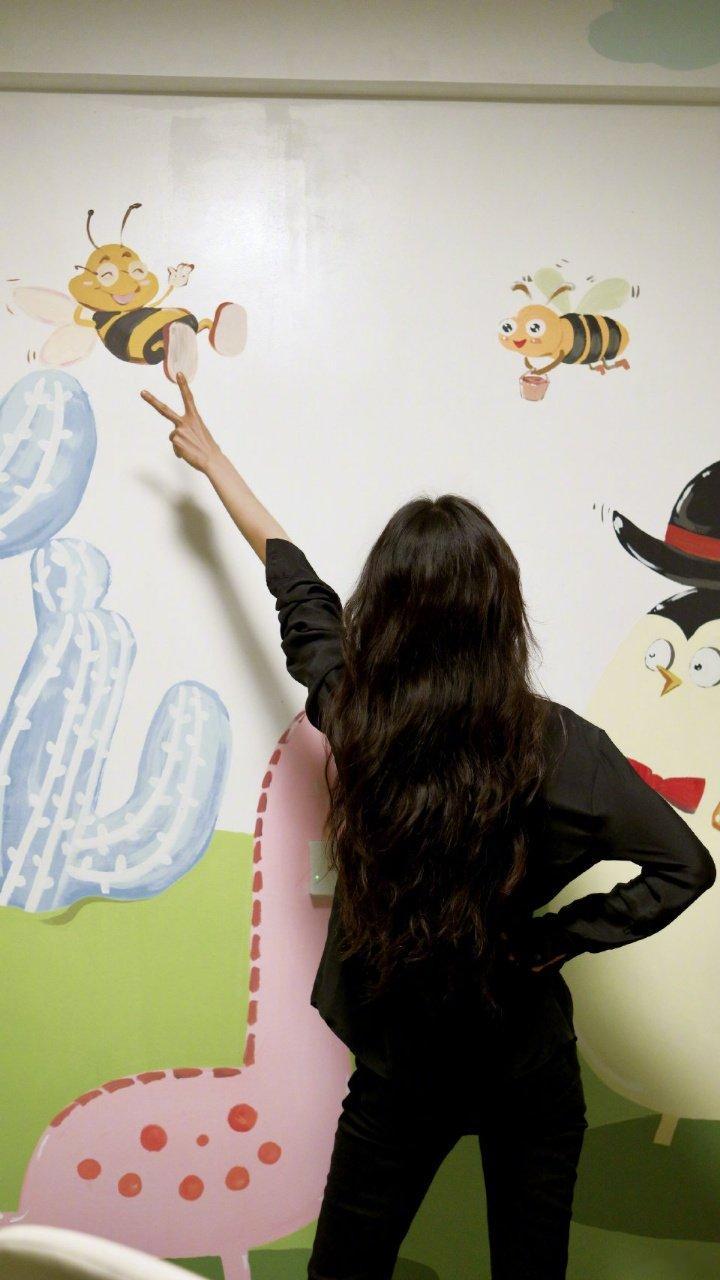 杨幂跨年营业照杨幂跨年营业图杨幂营业啦！ 杨幂