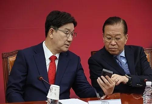 两“权”因国民力量党内初选胁迫
候选人单一化，被首尔永登浦警察署立案，是否意味着