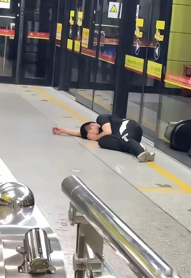 一瓶辣椒水把广州地铁安检的天捅烂了！4月30日，广州地铁3号线上，有黑衣男子在车