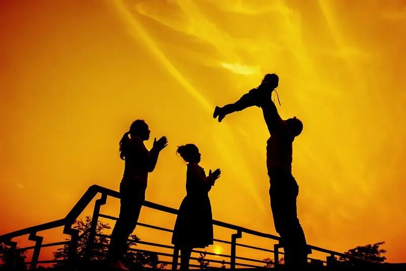 年迈的父母健在，到底是幸福还是负担？这事儿不能一概而论。
对我来说，更多是幸福。