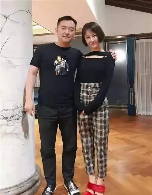 欠下赌债的孔令辉现在怎么样了？快51岁的孔令辉依旧孤身一人，生活冷清。想当年他可
