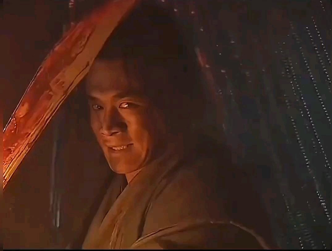 武松血溅鸳鸯楼时，刀刀砍向仇人，却唯独对一个帮凶手下留情，还塞给他银子。这小子不