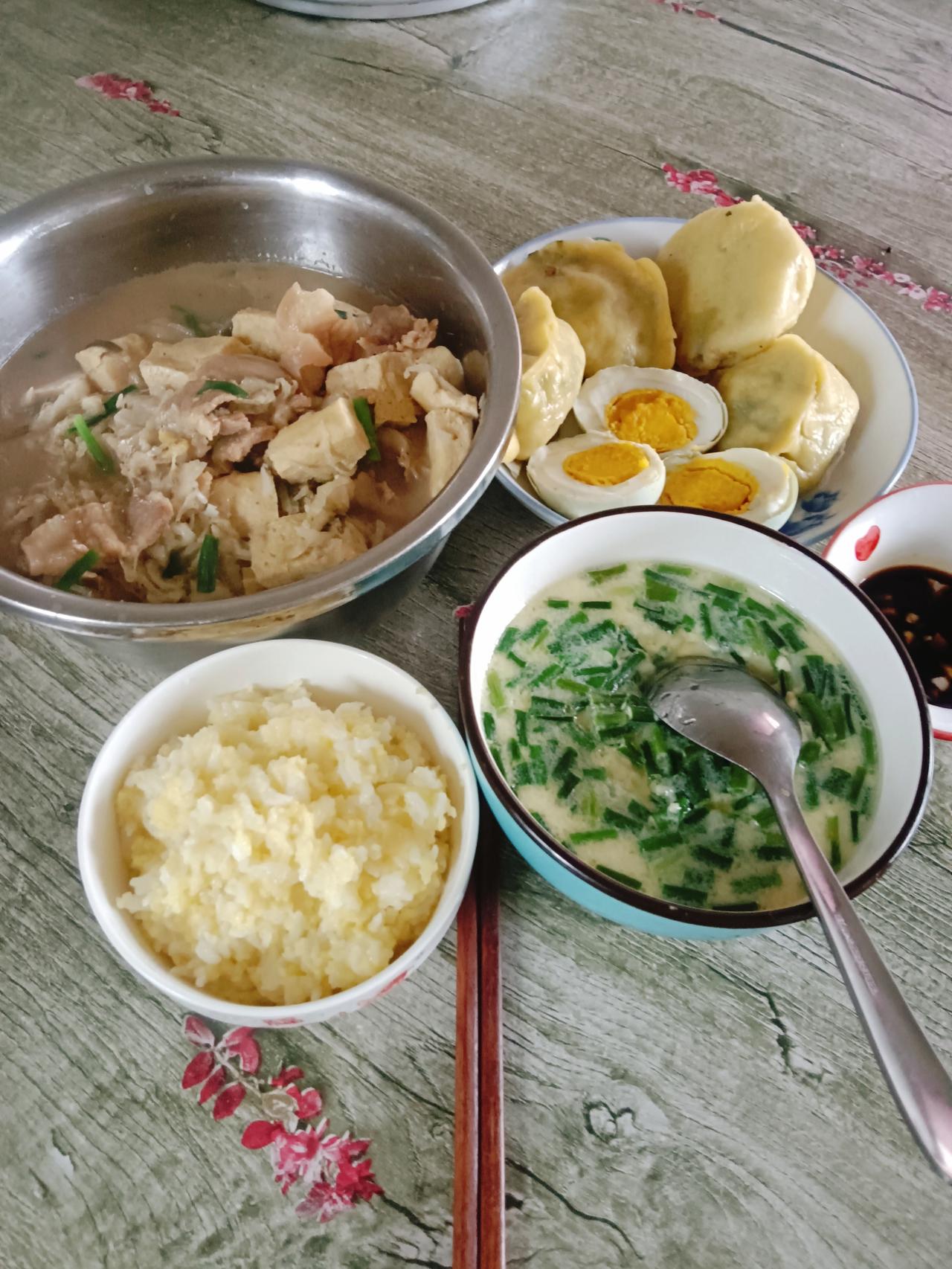 今天下雨早点吃饭
也不能出去溜达了
就在炕上躺着看手机
[捂脸][捂脸][捂脸]