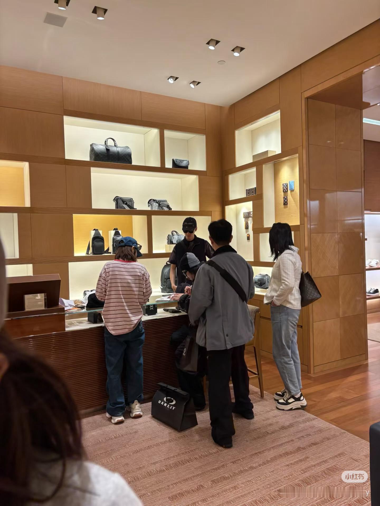 网友在奥克兰偶遇龚俊逛街奥克兰偶遇龚俊龚俊现身奥克兰中心