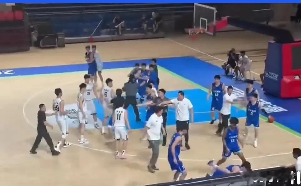 U21男篮联赛缠斗事情持续发酵，谁给了辽宁男篮这么足的底气！场上的裁判对辽宁男篮