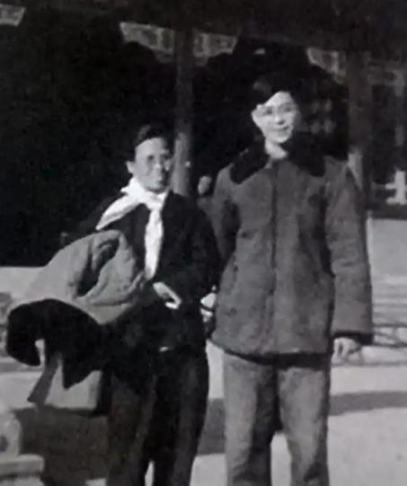 1941年，谢育才夫妇被捕。在狱中，谢的妻子生下一个儿子。夫妻两人为了逃出去，丢