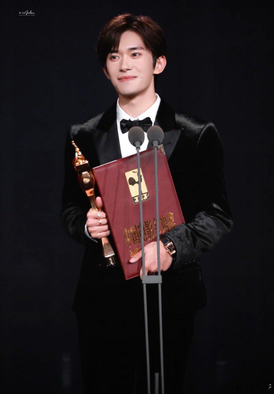 中国电影史上最年轻的金鸡影帝出现了！！我早就说过他早该拿影帝了，感觉他的粉丝在娱