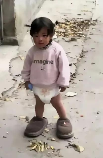 泪目了！河南一位离婚半年的妈妈，实在想孩子，就偷偷跑回去看4岁的闺女。结果在城郊